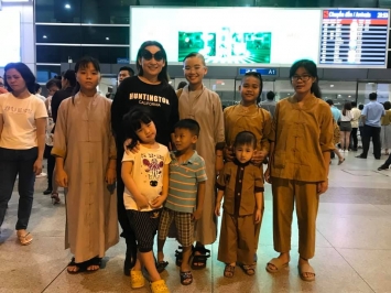 Phi-nhung-om-cau-be-khoc-nuc-no-chon-dong-nguoi-cdm-xuc-dong-khi-nhin