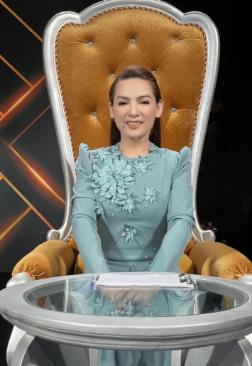 Anh-phi-nhung-tai-quan-ca-phe-khuon-mat-khong-son-phan-cung-voc-dang-u50-khien-khan-gia-ngo-ngang