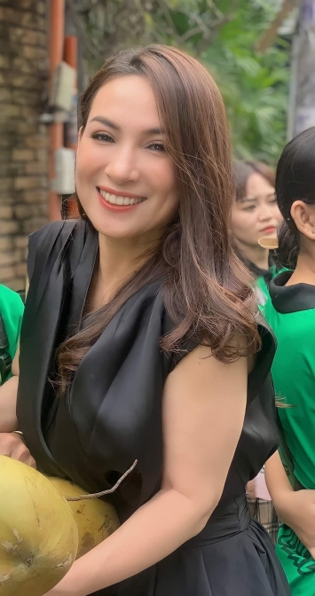 Anh-phi-nhung-tai-quan-ca-phe-khuon-mat-khong-son-phan-cung-voc-dang-u50-khien-khan-gia-ngo-ngang