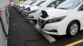 Thủ tướng Anh tuyên bố cấm bán các dòng ô tô có động cơ xăng và dầu diesel