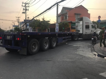 Nữ sinh đi Honda Air Blade thoát chết gang tấc dưới gầm xe container khiến dân tình hú hồn ảnh 2