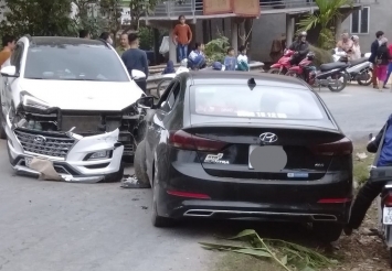 Ngỡ ngàng trước chiếc Hyundai Tucson bị 'rụng mõm' sau cú tông bất ngờ của Hyundai Elantra ảnh 2