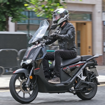 Kỳ phùng địch thủ Honda SH 125i lộ diện: Sức mạnh ngang cơ vua xe ga, khách Việt ngỡ ngàng vì giá xe ảnh 2