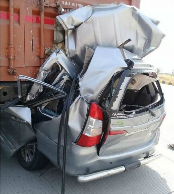 Toyota Innova tai nạn bẹp dúm