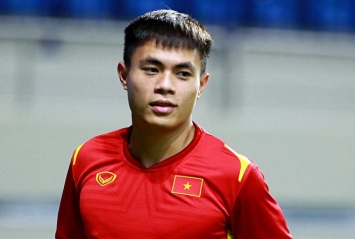 Bị chủ nhà AFF Cup 2021 gạch tên, 'tiền vệ hay nhất ĐT Việt Nam' có phản ứng khiến NHM bất ngờ