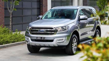 ford everest 7 chỗ, màu trắng, đầu xe hầm hố