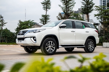 toyota fortuner 7 chỗ, xe màu trắng