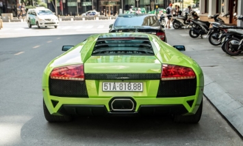 siêu xe Lamborghini màu xanh cốm của Minh nhựa