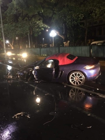 Porsche va chạm với Mazda 3