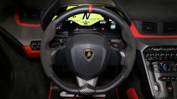 Soi” Lamborghini Veneno Roadster với thân carbon độc nhất thế giới