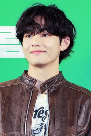 Jungkook BTS gây bão toàn cầu khi xuất hiện với kiểu tóc lạ