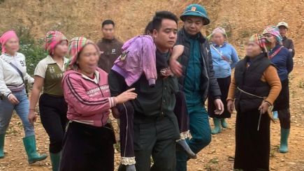 Tìm thấy người phụ nữ lạc vào rừng sâu: Gia đình đau đớn khi thấy tình trạng nguy cấp của nạn nhân