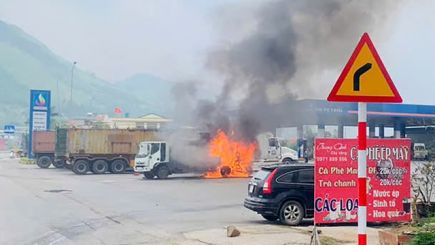 Hiện trường xe bồn bốc cháy dữ dội trong cây xăng ở Quảng Ninh khiến người dân hoảng hốt