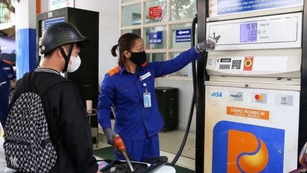 Giá xăng dầu tăng dựng đứng, xem xét dùng ngân sách hỗ trợ qũy bình ổn hoặc giảm các loại thuế?