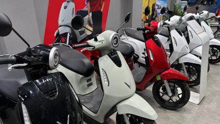 Giá xăng dầu chiều nay 4/5: RON92 và RON95 giảm 'không tưởng' từ đỉnh, VinFast Evo giá 'mềm như bún'