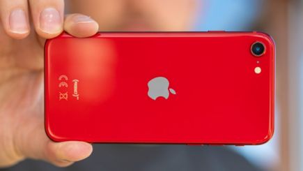 iPhone SE 2 rẻ ngang chục lần đổ xăng đầy bình, mạnh ngang iPhone 17e về nhiếp ảnh