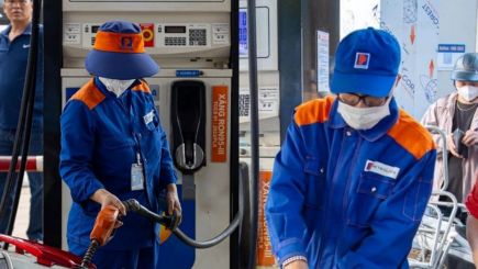 Giá xăng dầu hôm nay chiều 15/5: Xăng giảm sập sàn, dầu diesel rời xa đỉnh cũ gần 18.000 đồng/lít