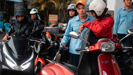 Giá xăng dầu hôm nay 6/8: E10 RON95 và E5 RON92 lao dốc cực mạnh chiều nay, về 17.000 đồng? Giá đầy bình xe máy Piaggio