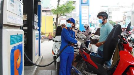 Giá xăng dầu tối nay 12/8: Xăng E10 sắp tụt ‘thủng đáy’, RON 92 rẻ hơn đỉnh gần 8.500 đồng, giá đầy bình xe ga 150-160cc