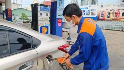 Giá xăng dầu trưa 16/8: Dầu diesel liên tục hạ, E10 và RON 92 rẻ hơn đỉnh 9.000 đồng, giá lăn bánh Toyota Corolla Cross
