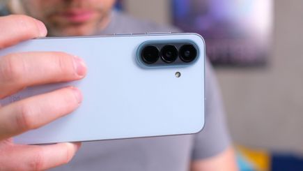Vua Android tầm trung mới nhất của Samsung là đây, dưới 10 triệu ăn đứt iPhone 17e, so kè iPhone 17