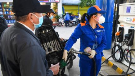 Giá xăng dầu tối 12/10: Dầu diesel đã gần đáy hơn, E10 RON 95 và RON 92 rẻ hơn đỉnh bao nhiêu? Giá đầy bình ô tô Mazda