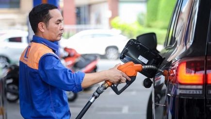 Cập nhật giá xăng dầu hôm nay 26/10: Dầu quay đầu giảm sau phiên tăng đỉnh điểm, xăng trong nước dự kiến sắp tăng