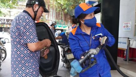 Giá xăng dầu chiều nay 27/10: Xăng E10 RON 95 ‘rơi tự do’, E5 RON 92 còn cách đáy 6.200 đồng, giá đầy bình xe ga 110cc