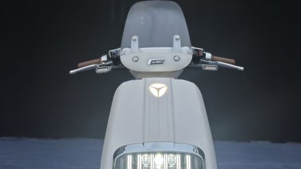 ‘Kẻ thay thế Honda Vision’ ra mắt khách Việt: Giá 22 triệu đồng, có màn hình 6 inch, ga tự động