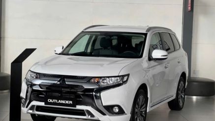 Giá lăn bánh Mitsubishi Outlander giảm sâu cuối tháng 8/2025, quyết ‘chơi tất tay’ với Mazda CX-5