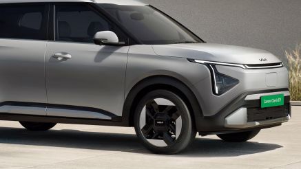 Kia chính thức ra mắt mẫu MPV 6 chỗ chạy điện giá 445 triệu đồng: 'Chơi tới bến' Mitsubishi Xpander