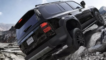 Toyota Land Cruiser Prado 2026 được trang bị thêm loạt tính năng chống trộm mới, giá tăng nhẹ