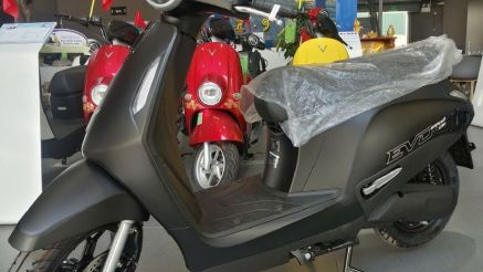 Bảng giá xe máy điện VinFast Evo Grand tháng 4/2026: Cực dễ mua, hút khách hơn xe xăng Honda, Yamaha