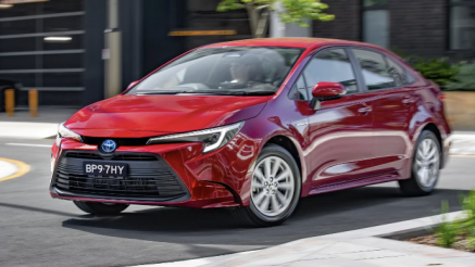 Toyota Corolla 2026 nâng cấp: ‘So găng’ cùng Honda Civic và Mazda3, giá từ 584 triệu đồng