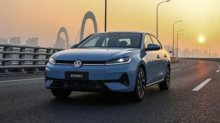 Thật không thể tin nổi: Sedan nhà Volkswagen chỉ 305 triệu, rẻ hơn Morning và i10, đẹp như Camry