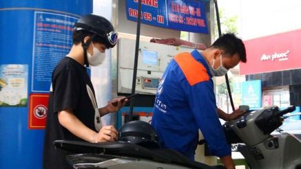 Tin xăng dầu 8/4: Giá xăng trong nước chiều nay 'rơi tự do', Honda SH, Vision đổ đầy bình bao nhiêu?