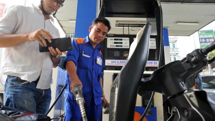 Tin xăng dầu 9/4: Giá xăng dầu trong nước giảm ‘sốc’, đây là lý do dầu Diesel 'ngót' gần 10.000 đồng
