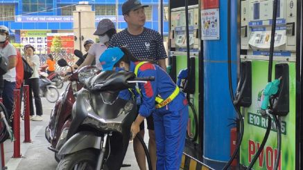 Giá xăng dầu trưa nay 13/4: RON 95 vẫn 'căng đét', có nên đổ xăng RON 92 cho Honda SH để tiết kiệm?