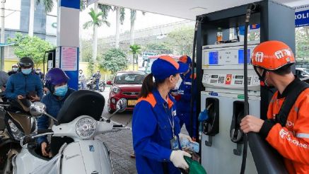 Giá xăng dầu chiều nay 14/4: Xe máy Piaggio, Vespa nên đổ RON 92 hay RON 95? Đổ đầy bình bao nhiêu?