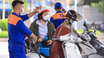 Giá xăng dầu chiều nay 15/4: RON 95 rẻ như 'bèo', xe máy Piaggio và Vespa đổ đầy bình hết bao nhiêu?