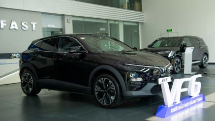 Giá xăng dầu mới nhất sáng 15/4: Ron 92, Ron 95 ‘rẻ như cho’, giá lăn bánh VinFast VF 6 cũng hạ sâu