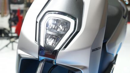 Giá xăng dầu hôm nay 17/4: RON92 và RON95 rẻ như rau, Honda liền mở bán xe máy mới không cần đổ xăng