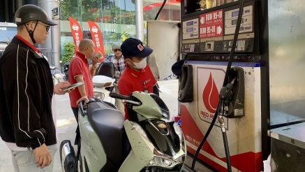 Tin xăng dầu tối 20/4: RON 92 và RON 95 'rẻ như cho', bơm đầy bình loạt xe máy Honda tốn bao nhiêu?