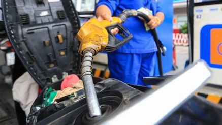 Giá xăng dầu sáng nay 21/4: RON 92 và RON 95 'rẻ hết mức', bảng giá đầy bình xe máy Piaggio và Vespa