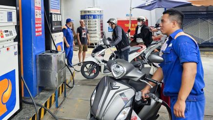 Giá xăng dầu sáng nay 23/4: RON92, RON95 'rẻ như rau', bảng giá đầy bình xe máy Yamaha tại Việt Nam