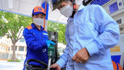 Giá xăng dầu sáng nay 24/4: RON92 và RON95 'rơi tự do', bảng giá đầy bình xe máy Yamaha tại Việt Nam