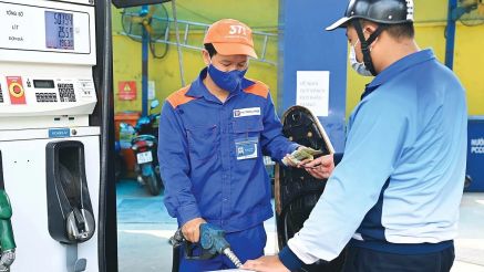 Giá xăng dầu sáng nay 24/4: RON92, RON95 'rơi thẳng đứng', bảng giá đầy bình xe máy Piaggio và Vespa