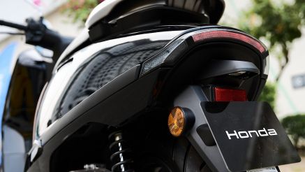 Giá xăng dầu chiều nay 24/4: RON95 giảm không phanh, Honda liền công bố xe máy mới không cần đổ xăng