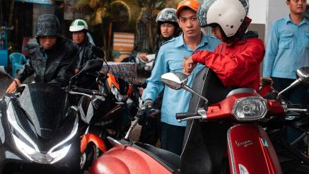 Bảng giá xăng dầu sáng nay 27/4: RON92, RON95 chính thức 'về bờ', giá đầy bình xe máy Piaggio và Vespa
