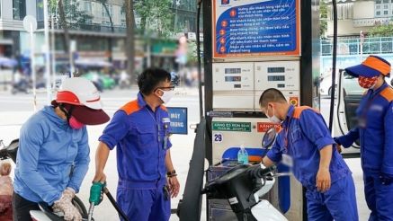 Giá xăng dầu hôm nay 28/4: Dầu diesel, xăng RON 92 và RON 95 'đua' nhau giảm mạnh, giá lăn bánh VinFast VF 3 cực rẻ
